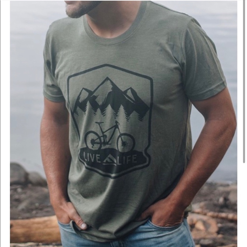 NWT Mens Army Green Mountain Ride Tee - Picture 2 of 3
